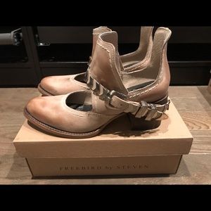 NIB Freebird Blade Booties (size 8)